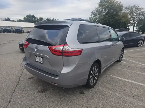 More photos of 2018 Toyota Sienna XLE at AutoGiant USA Fishers, IN