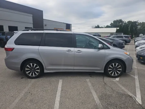 More photos of 2018 Toyota Sienna XLE at AutoGiant USA Fishers, IN