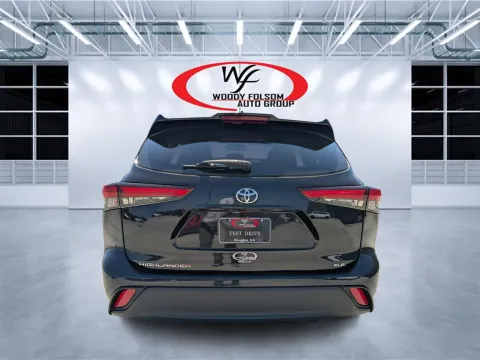 More photos of 2020 Toyota Highlander XLE at Woody Folsom CDJR of Douglas, GA