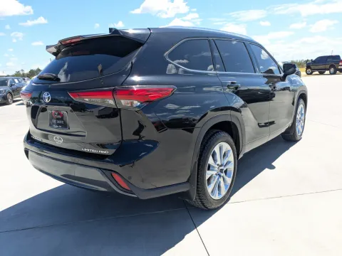 More photos of 2020 Toyota Highlander Limited at Woody Folsom CDJR of Douglas, GA