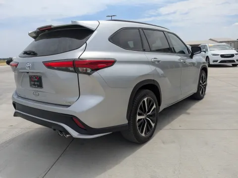 More photos of 2022 Toyota Highlander XSE at Woody Folsom CDJR of Douglas, GA