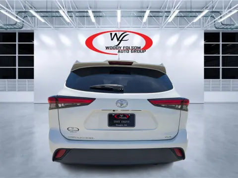 More photos of 2021 Toyota Highlander XLE at Woody Folsom CDJR of Douglas, GA