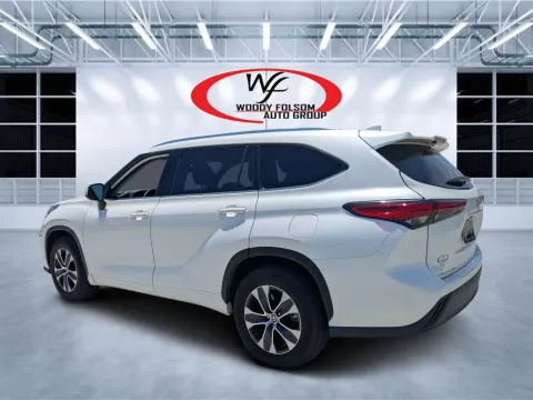 More photos of 2021 Toyota Highlander XLE at Woody Folsom CDJR of Douglas, GA