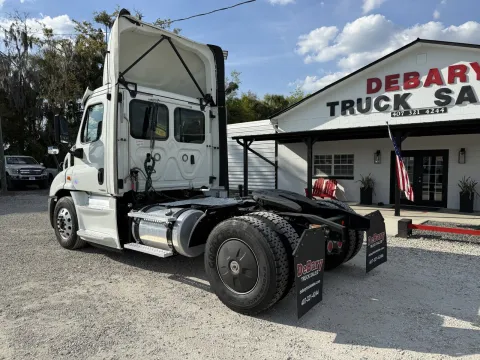 More photos of 2019 Freightliner Cascadia at DeBary Truck Sales, FL