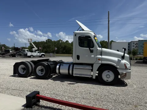 More photos of 2019 Freightliner Cascadia at DeBary Truck Sales, FL
