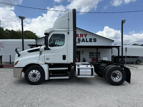 More photos of 2019 Freightliner Cascadia at DeBary Truck Sales, FL