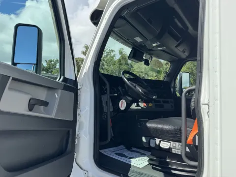 More photos of 2022 Freightliner Cascadia at DeBary Truck Sales, FL