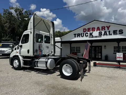 More photos of 2019 Freightliner Cascadia at DeBary Truck Sales, FL