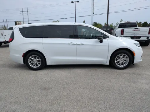 Another view of 2025 Chrysler Pacifica Select for sale in Vidalia, GA at Woody Folsom CDJR of Vidalia