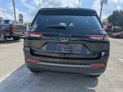 More photos of 2027 Jeep Grand Cherokee Laredo Altitude at Woody Folsom CDJR of Vidalia, GA