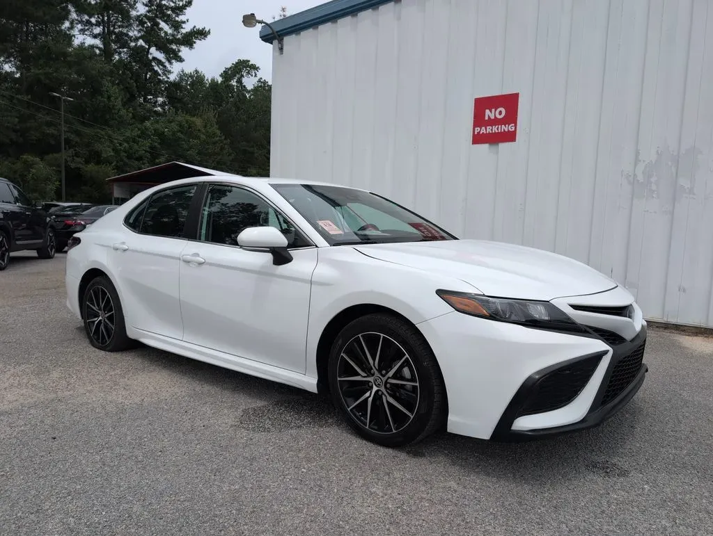 White 2024 Toyota Camry SE for sale in Summerville, SC