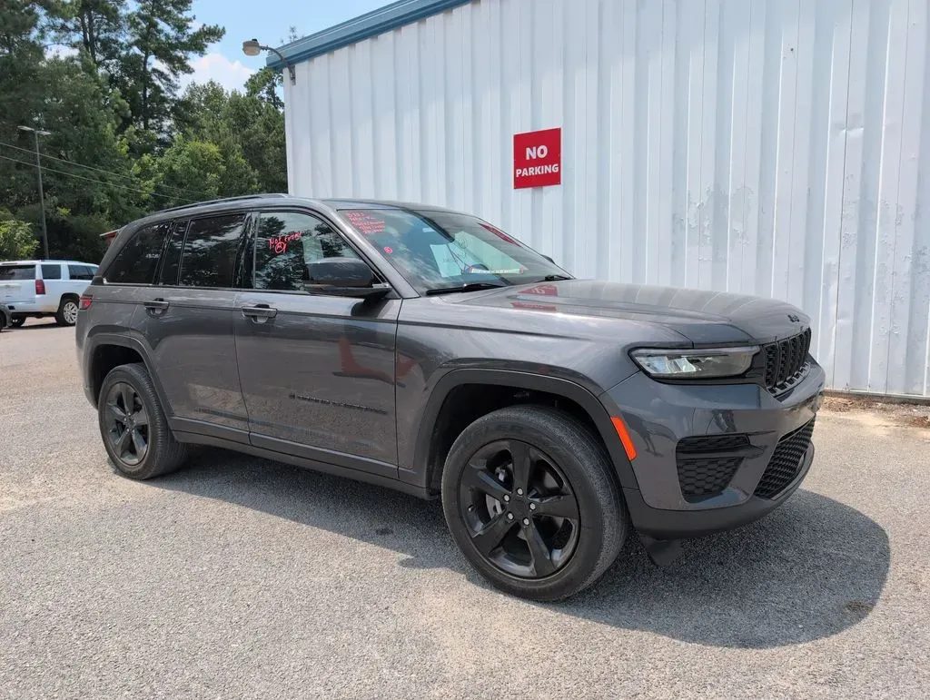 Gray 2023 Jeep Grand Cherokee Altitude X for sale in Summerville, SC