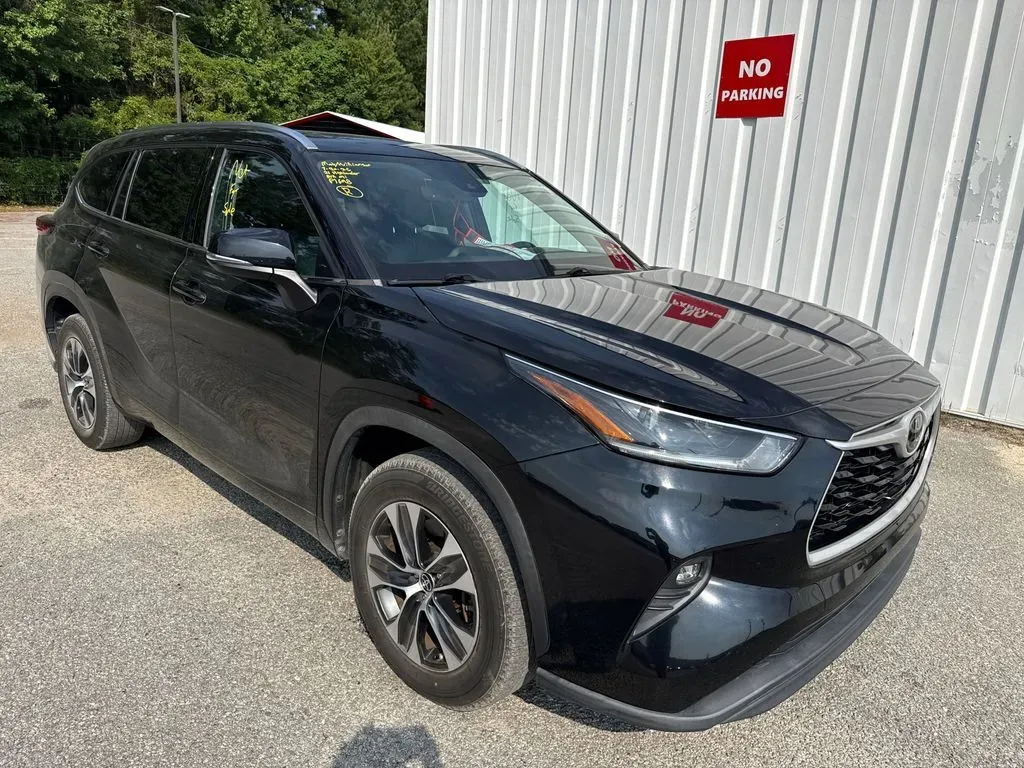 Black 2021 Toyota Highlander XLE for sale in Summerville, SC