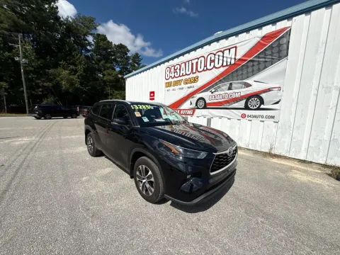 Black 2022 Toyota Highlander XLE for sale in Summerville, SC