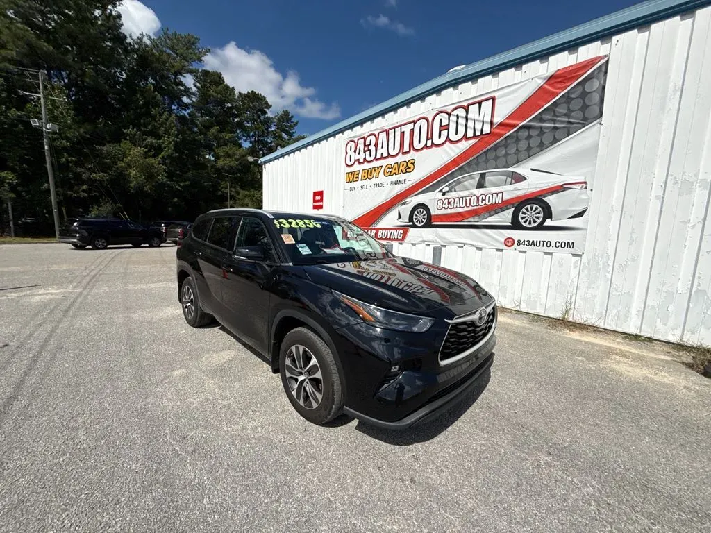 Black 2022 Toyota Highlander XLE for sale in Summerville, SC