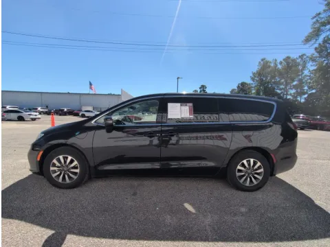 More photos of 2023 Chrysler Pacifica Hybrid Touring L at Automaxx of the Carolinas, SC