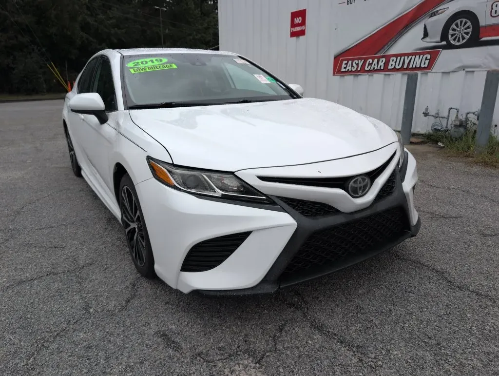 White 2019 Toyota Camry SE for sale in Summerville, SC