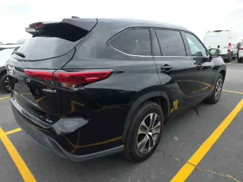More photos of 2021 Toyota Highlander Hybrid XLE at Oakley Auto World, MO