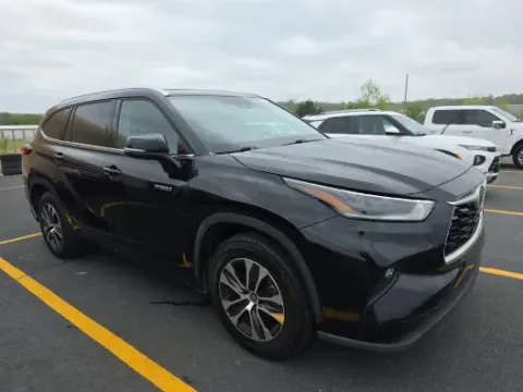 More photos of 2021 Toyota Highlander Hybrid XLE at Oakley Auto World, MO