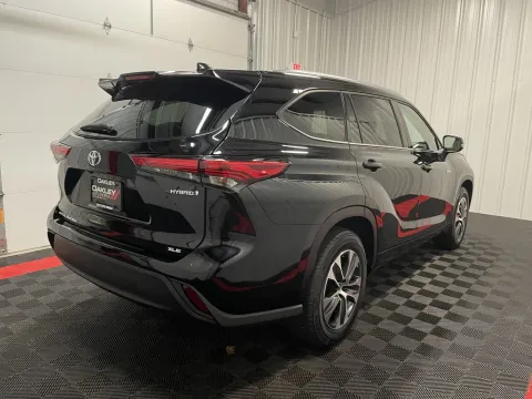 More photos of 2021 Toyota Highlander Hybrid XLE at Oakley Auto World, MO