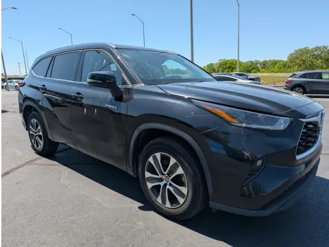 More photos of 2021 Toyota Highlander Hybrid XLE at Oakley Auto World, MO