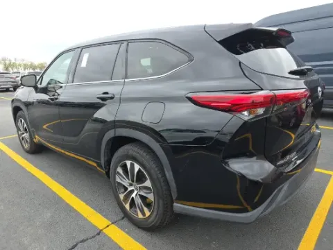 Photos of 2021 Toyota Highlander Hybrid XLE for sale in Branson West, MO at Oakley Auto World