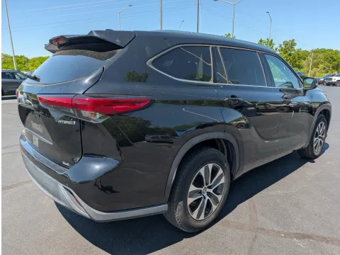 More photos of 2021 Toyota Highlander Hybrid XLE at Oakley Auto World, MO