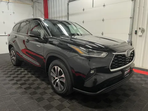 More photos of 2021 Toyota Highlander Hybrid XLE at Oakley Auto World, MO