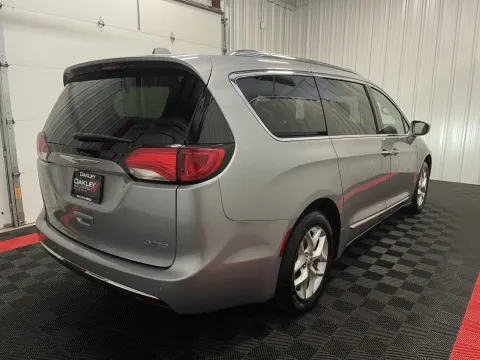 More photos of 2020 Chrysler Pacifica Limited at Oakley Auto World, MO