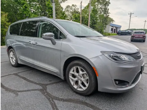 More photos of 2020 Chrysler Pacifica Limited at Oakley Auto World, MO