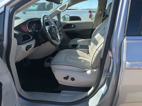 More photos of 2020 Chrysler Pacifica Limited at Oakley Auto World, MO