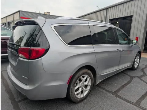More photos of 2020 Chrysler Pacifica Limited at Oakley Auto World, MO