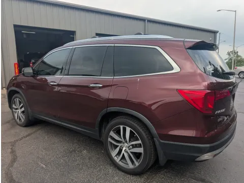 Photos of 2018 Honda Pilot Touring for sale in Branson West, MO at Oakley Auto World