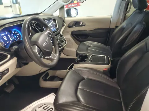 More photos of 2023 Chrysler Pacifica Touring L at Oakley Auto World, MO