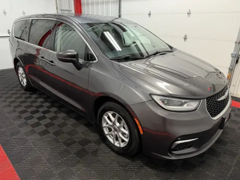 More photos of 2023 Chrysler Pacifica Touring L at Oakley Auto World, MO