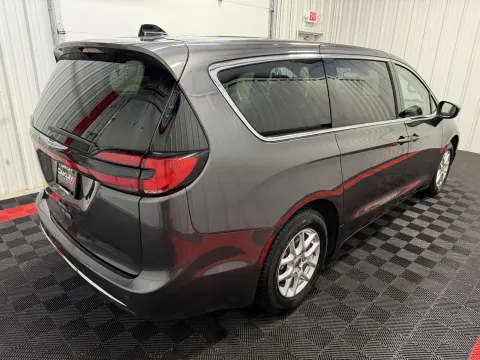 More photos of 2023 Chrysler Pacifica Touring L at Oakley Auto World, MO
