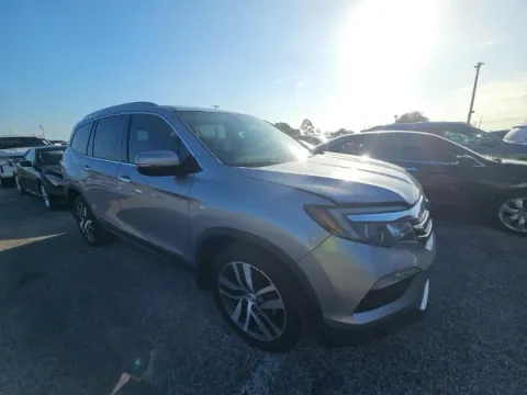 More photos of 2017 Honda Pilot Elite at Oakley Auto World, MO