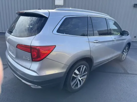 More photos of 2017 Honda Pilot Elite at Oakley Auto World, MO