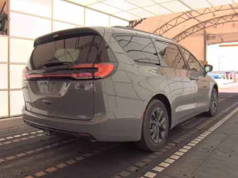 More photos of 2021 Chrysler Pacifica Touring at Oakley Auto World, MO