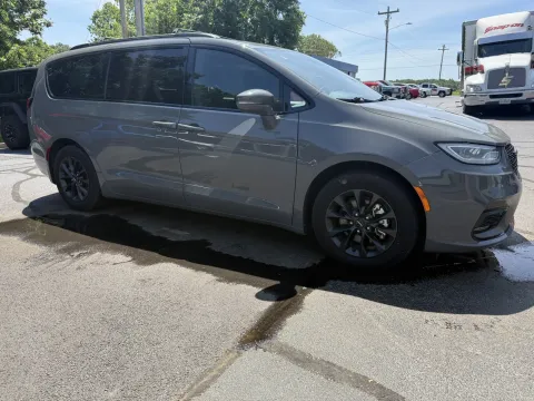 More photos of 2021 Chrysler Pacifica Touring at Oakley Auto World, MO