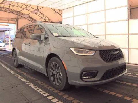 More photos of 2021 Chrysler Pacifica Touring at Oakley Auto World, MO