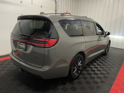 More photos of 2021 Chrysler Pacifica Touring at Oakley Auto World, MO