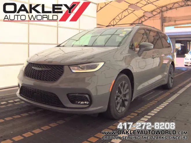 2021 Chrysler Pacifica Touring's photo