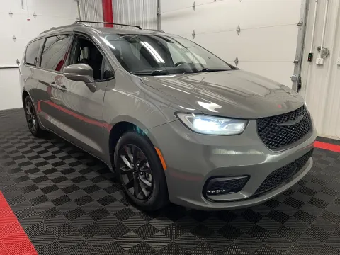 More photos of 2021 Chrysler Pacifica Touring at Oakley Auto World, MO