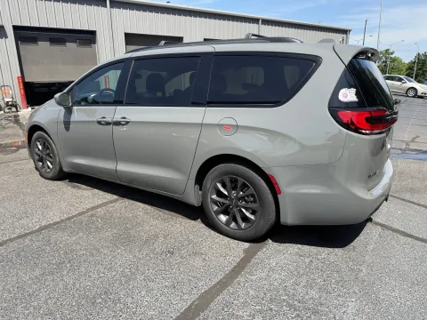 Photos of 2021 Chrysler Pacifica Touring for sale in Branson West, MO at Oakley Auto World
