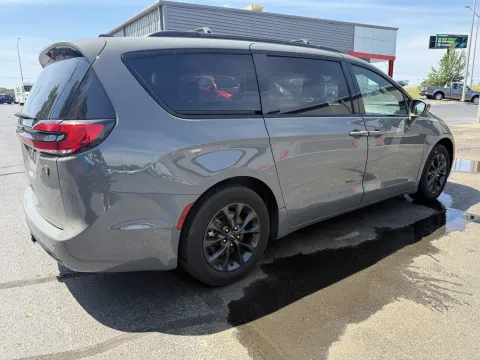 More photos of 2021 Chrysler Pacifica Touring at Oakley Auto World, MO