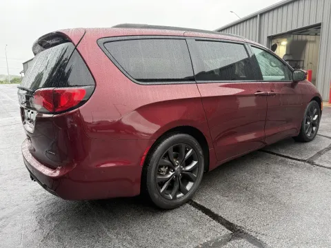 More photos of 2020 Chrysler Pacifica Limited at Oakley Auto World, MO