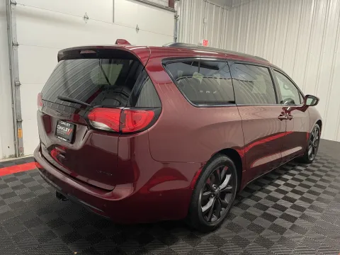 More photos of 2020 Chrysler Pacifica Limited at Oakley Auto World, MO