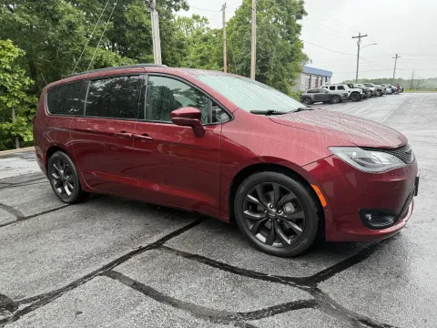 More photos of 2020 Chrysler Pacifica Limited at Oakley Auto World, MO