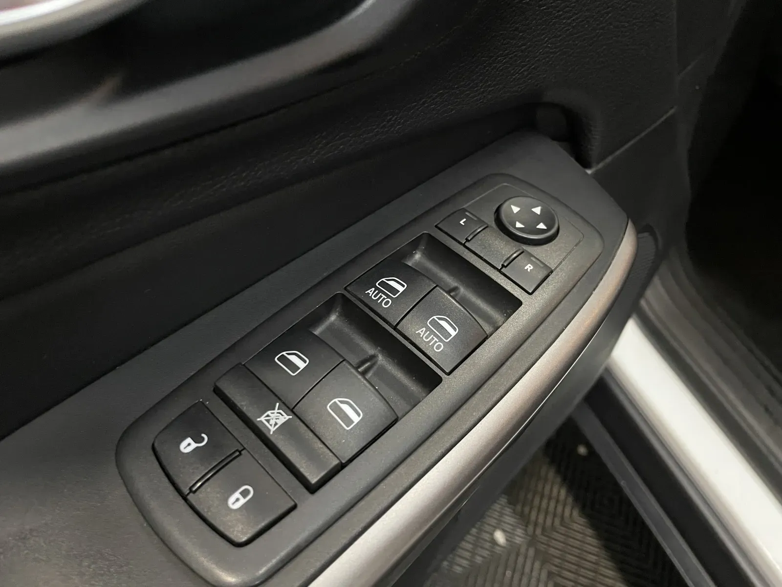 2021 Jeep Cherokee Latitude Plus - Photo 28